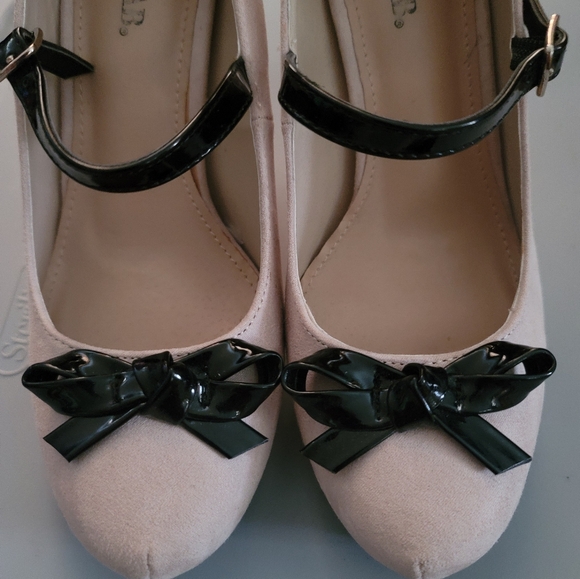 Justfab, cream, and black heel with bow, size 8 - Picture 4 of 6